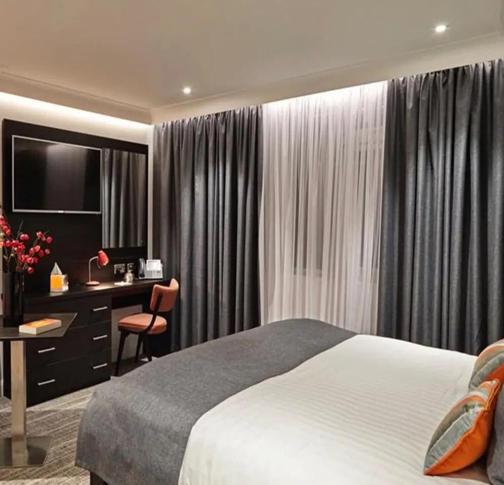 Poubelle inox à pédale pour chambre d'hôtel
