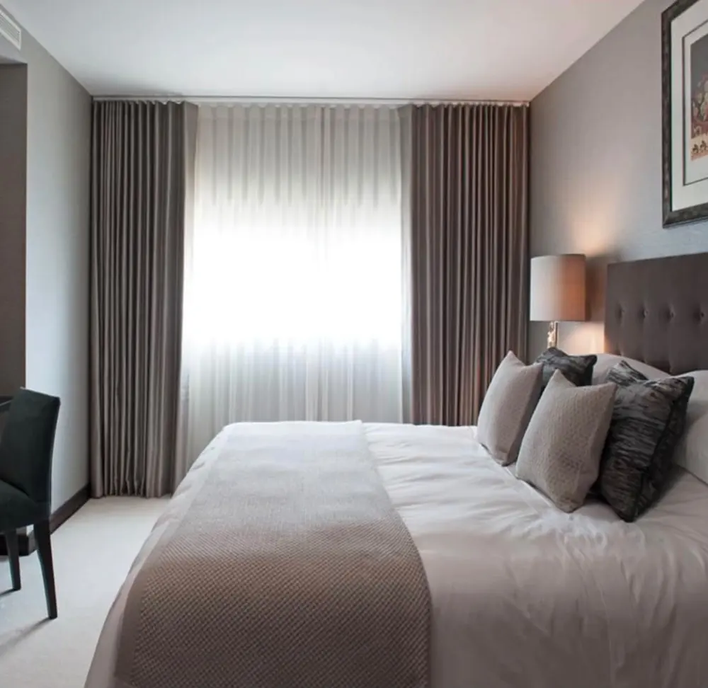Rideaux occultants dans une chambre d'hôtel moderne